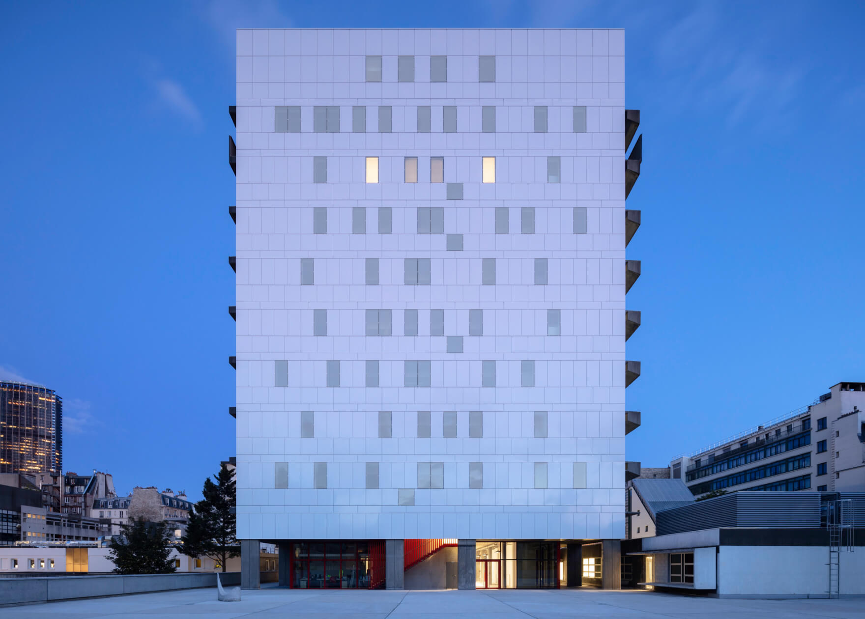 Façade de nuit de l'école de médecine Necker