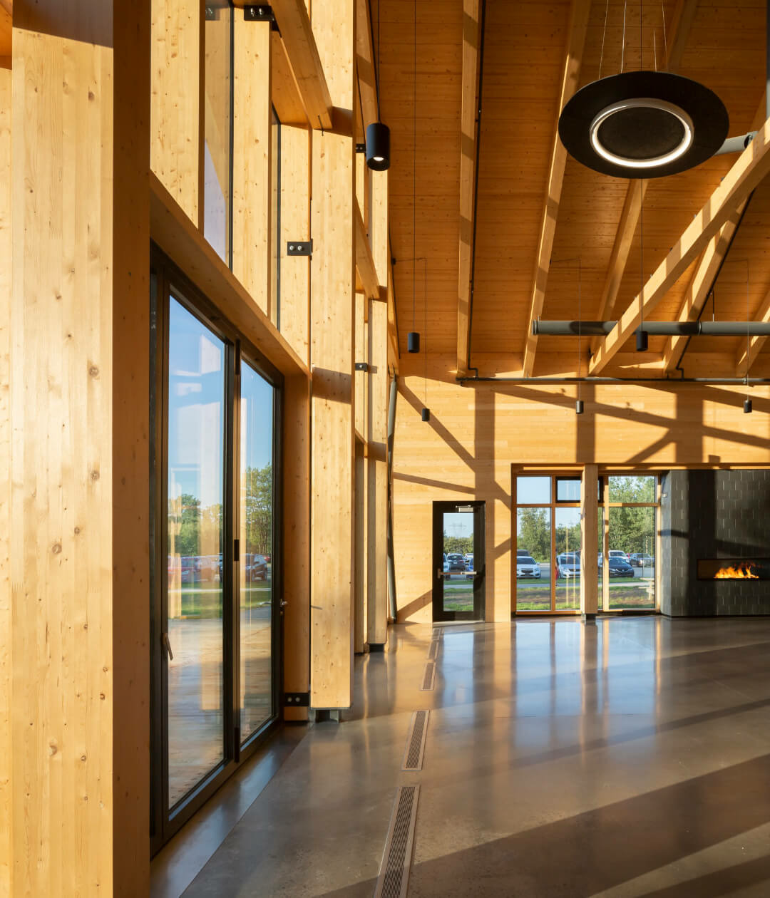 Intérieur en bois de la base plein air de Sainte Foy