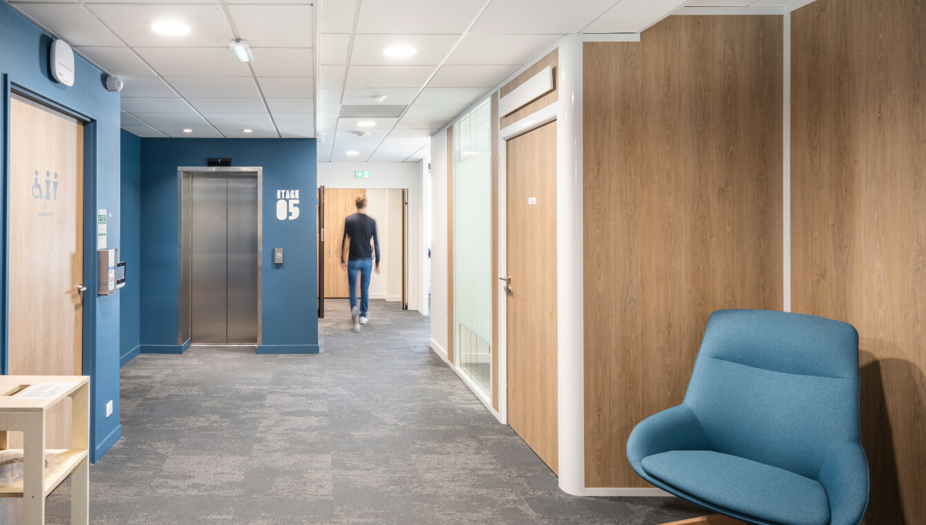 Couloir dans les bureaux Mériadeck