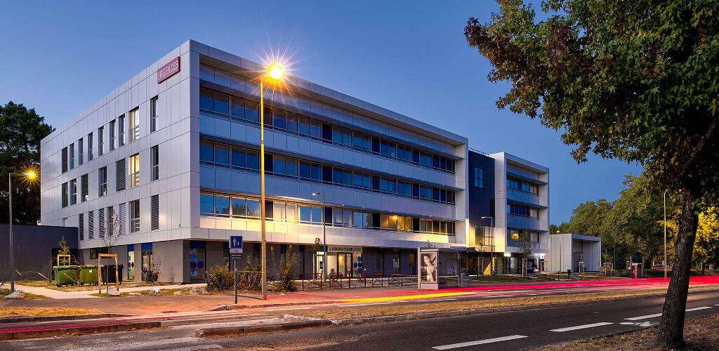 Clinique Mutualiste vue de dehors la nuit
