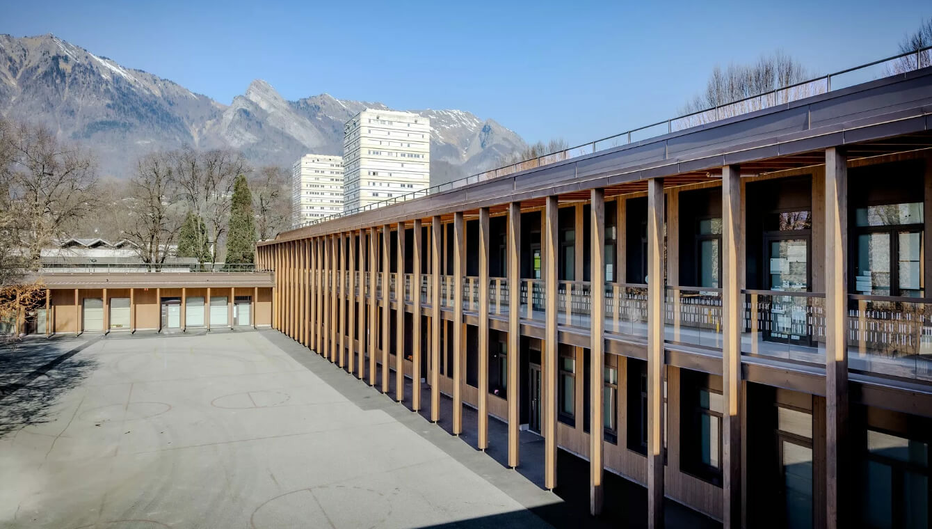 Cours de récréation de l'école val des roses en Savoie