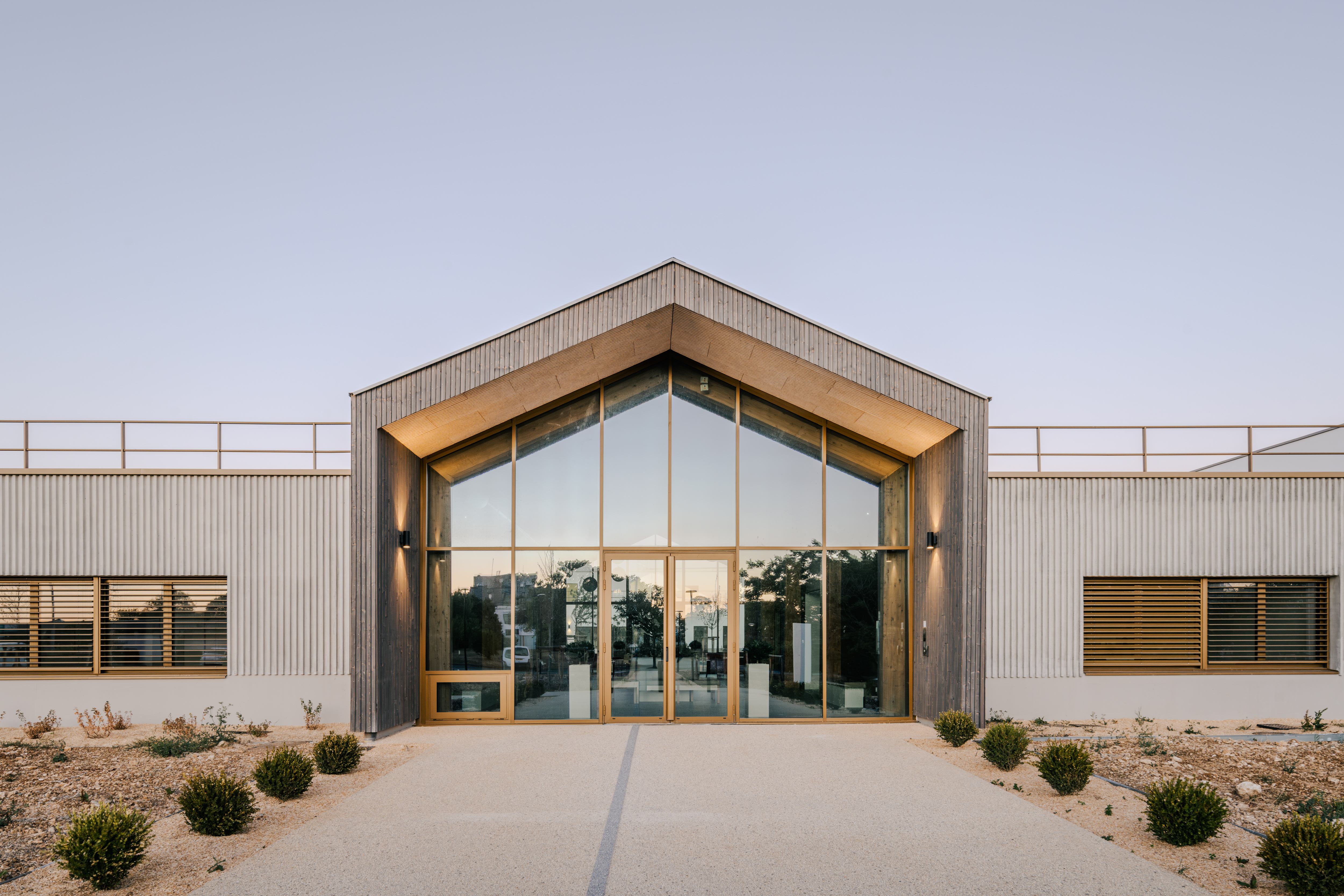 Pflege durch eine schützende Architektur begleiten: Das neue spezialisierte Wohn- und Pflegeheim (MAS) in La Rochelle hat seine Türen geöffnet.