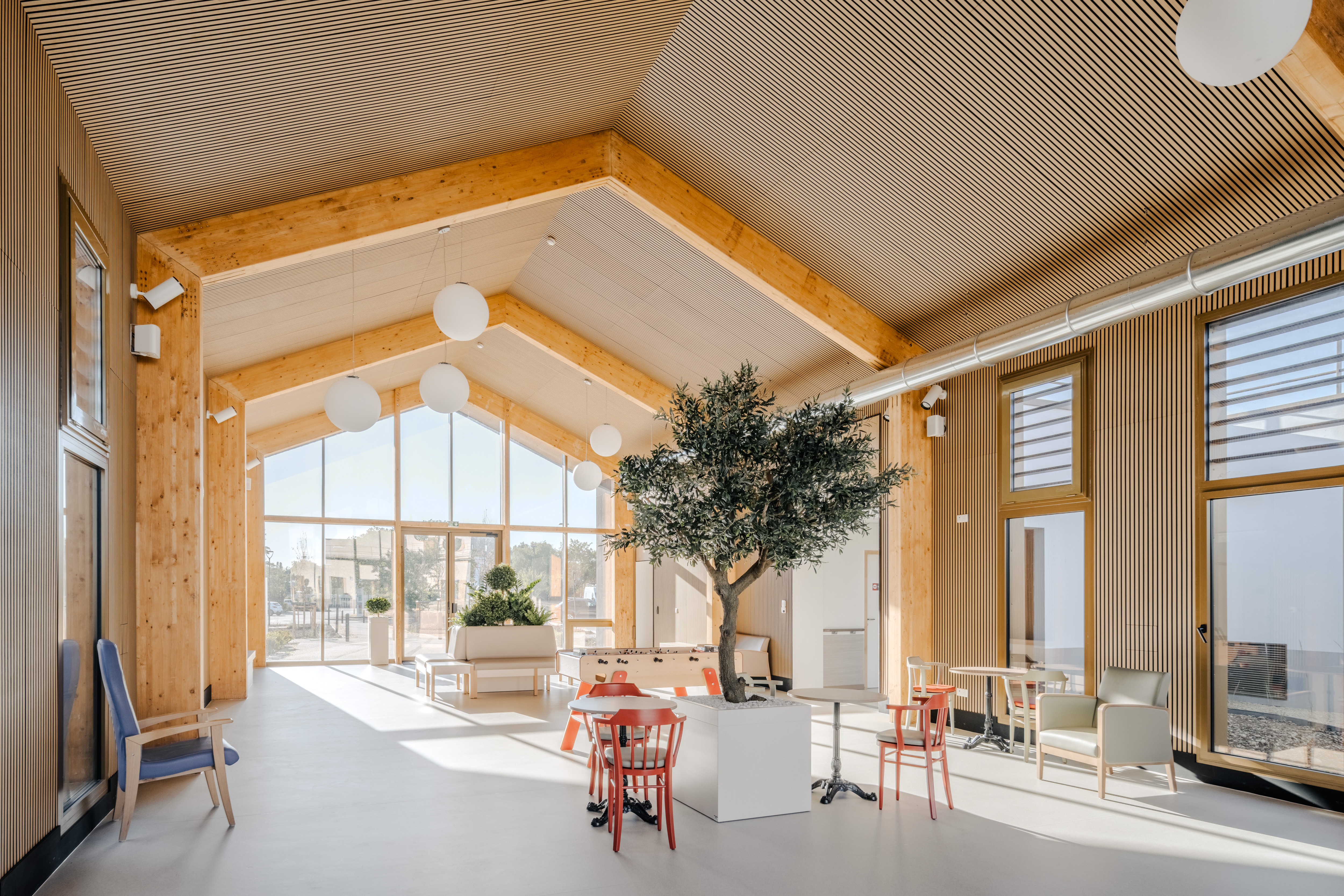 Pflege durch eine schützende Architektur begleiten: Das neue spezialisierte Wohn- und Pflegeheim (MAS) in La Rochelle hat seine Türen geöffnet.