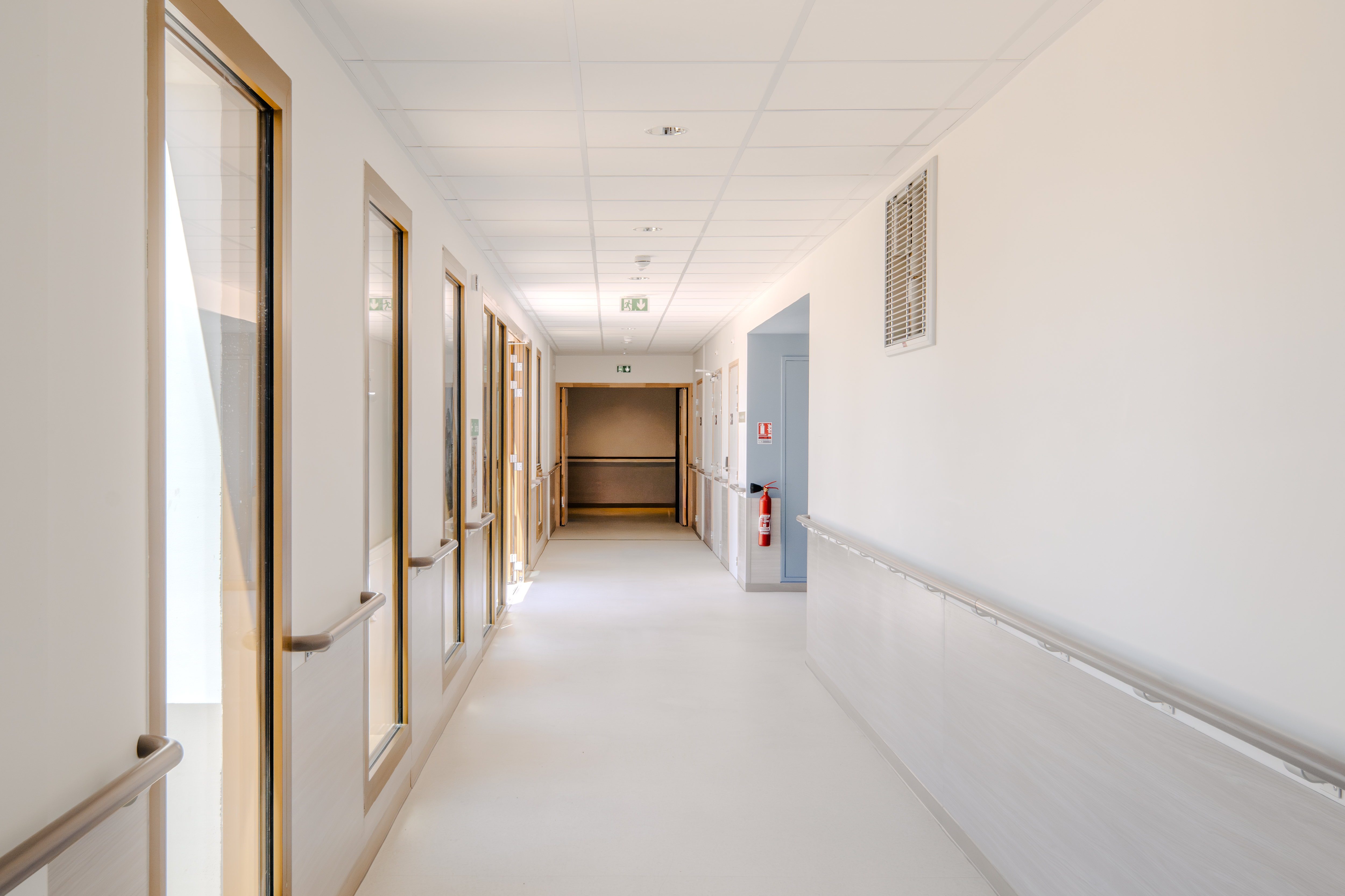 Pflege durch eine schützende Architektur begleiten: Das neue spezialisierte Wohn- und Pflegeheim (MAS) in La Rochelle hat seine Türen geöffnet.