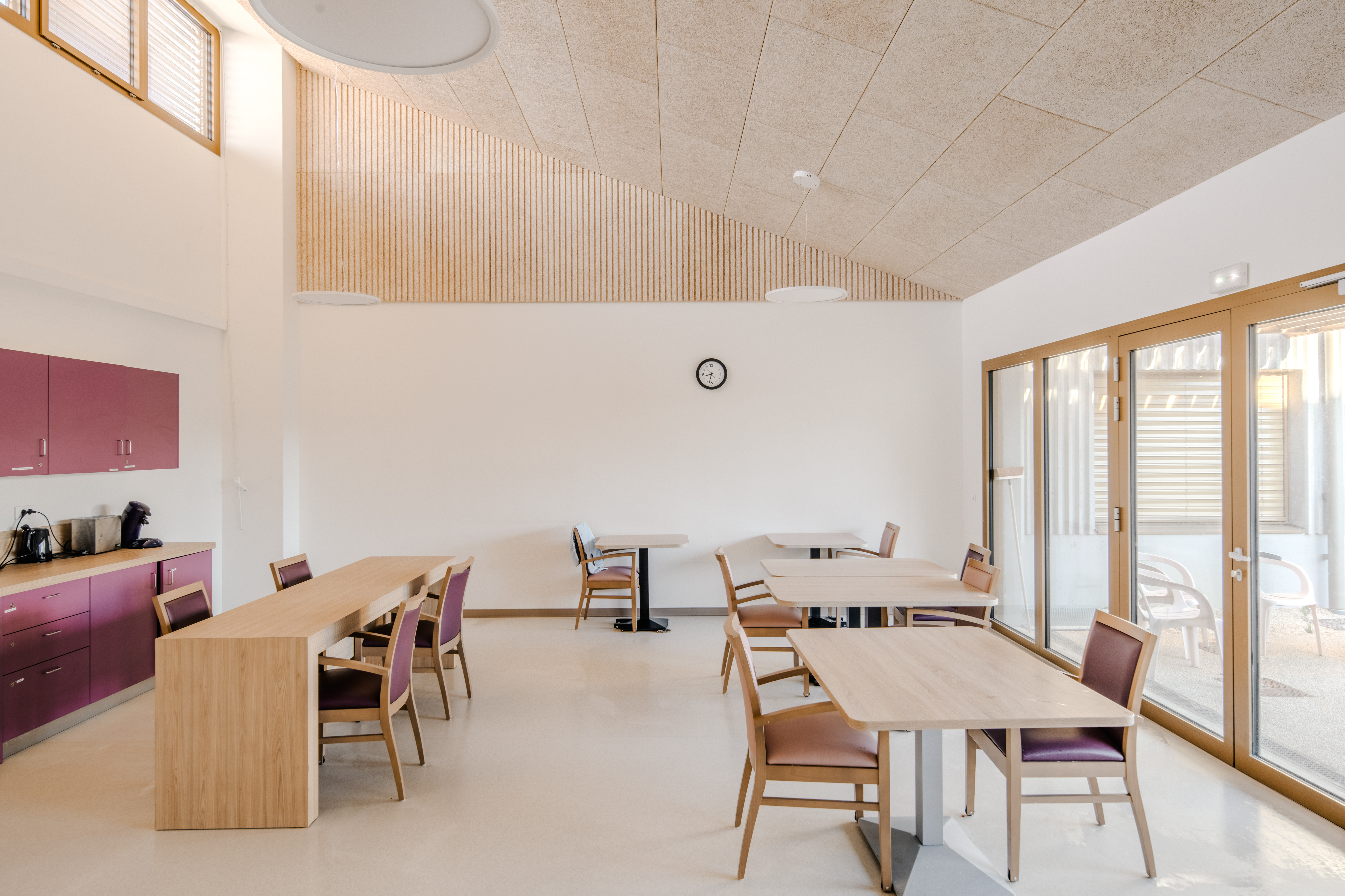 Pflege durch eine schützende Architektur begleiten: Das neue spezialisierte Wohn- und Pflegeheim (MAS) in La Rochelle hat seine Türen geöffnet.