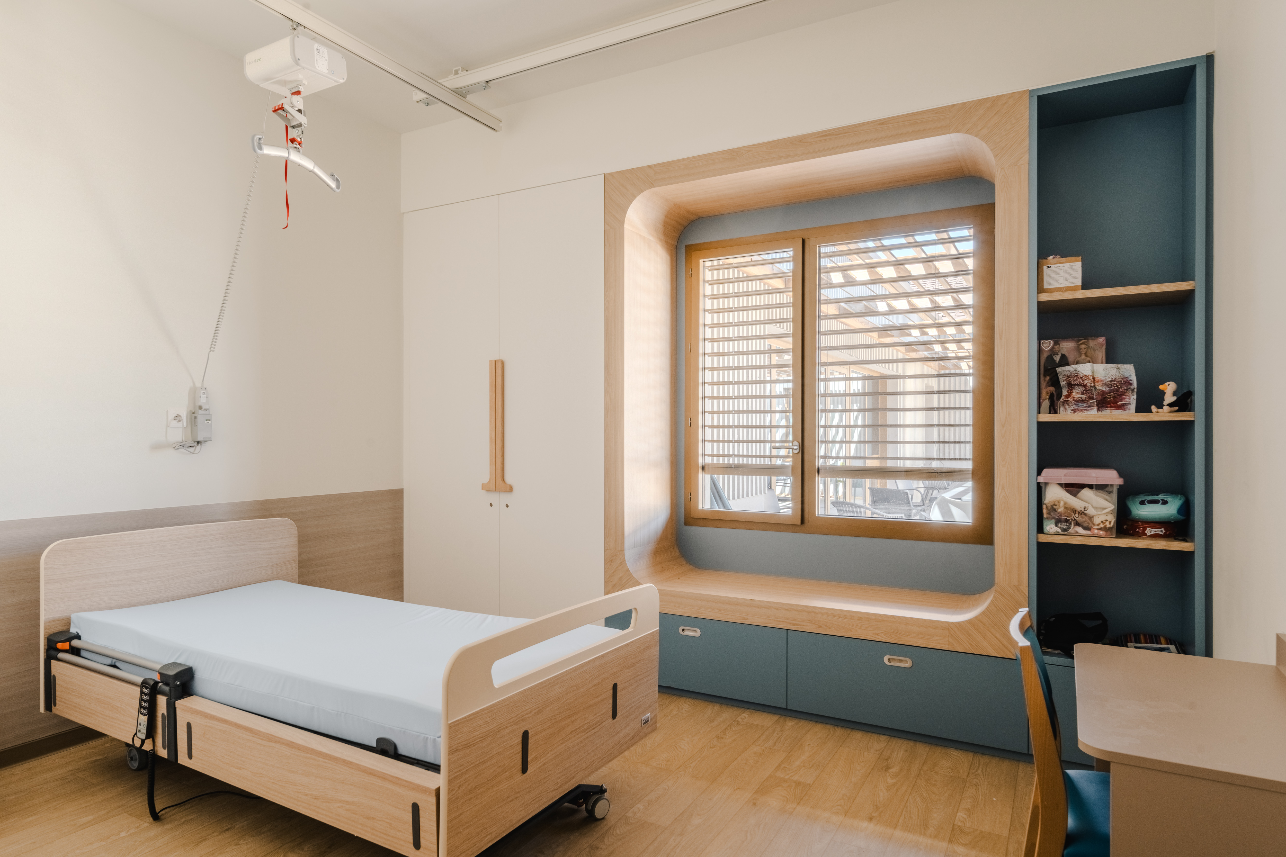 Pflege durch eine schützende Architektur begleiten: Das neue spezialisierte Wohn- und Pflegeheim (MAS) in La Rochelle hat seine Türen geöffnet.